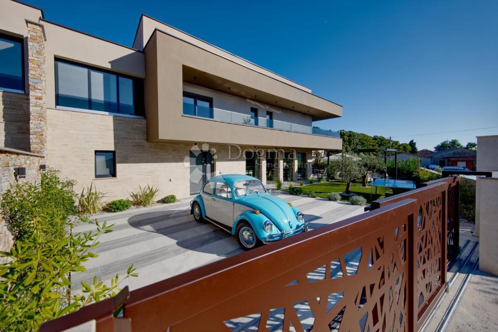 Villa moderna con piscina, sauna e jacuzzi