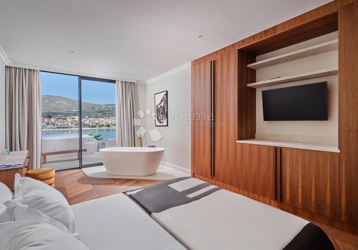 Esclusiva villa di lusso a due passi dal cuore di Trogir protetta dall’UNESCO – Un paradiso mediterraneo sul mare