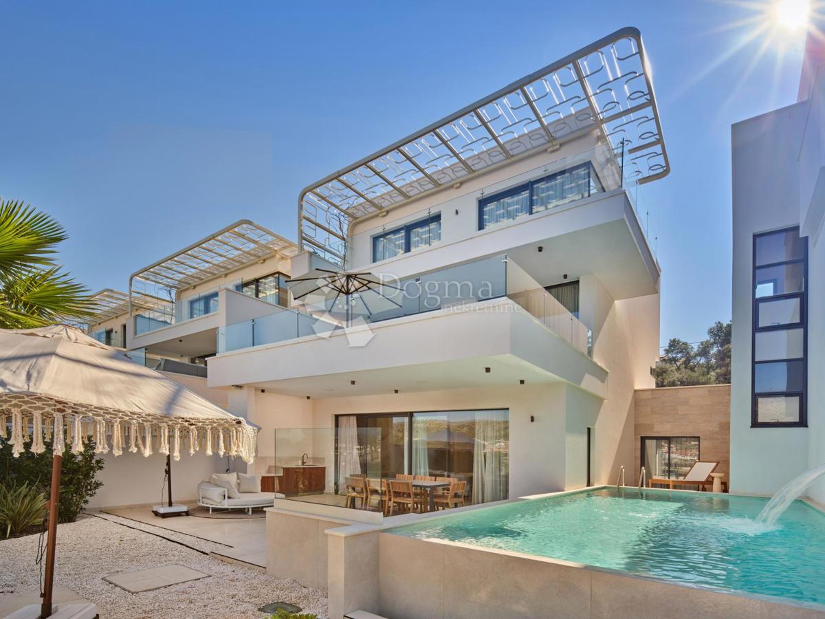 Esclusiva villa di lusso a due passi dal cuore di Trogir protetta dall’UNESCO – Un paradiso mediterraneo sul mare