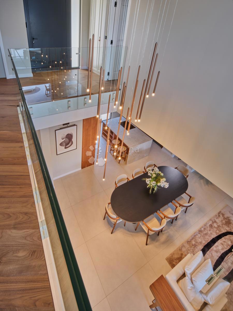 Esclusiva villa di lusso a due passi dal cuore di Trogir protetta dall’UNESCO – Un paradiso mediterraneo sul mare