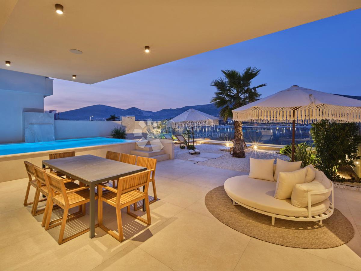 Esclusiva villa di lusso a due passi dal cuore di Trogir protetta dall’UNESCO – Un paradiso mediterraneo sul mare