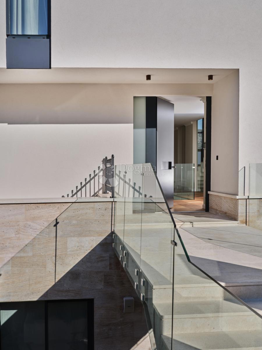 Esclusiva villa di lusso a due passi dal cuore di Trogir protetta dall’UNESCO – Un paradiso mediterraneo sul mare