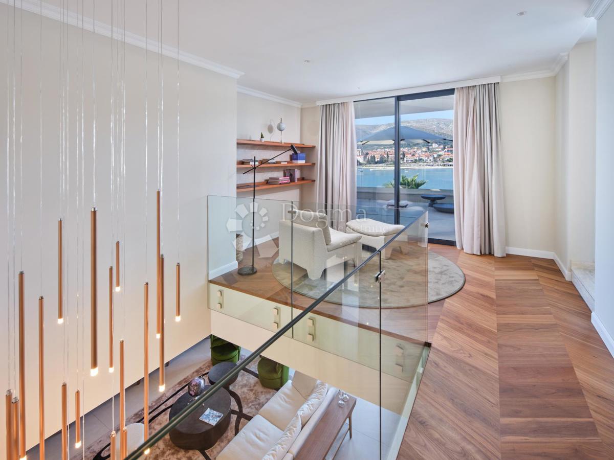 Esclusiva villa di lusso a due passi dal cuore di Trogir protetta dall’UNESCO – Un paradiso mediterraneo sul mare