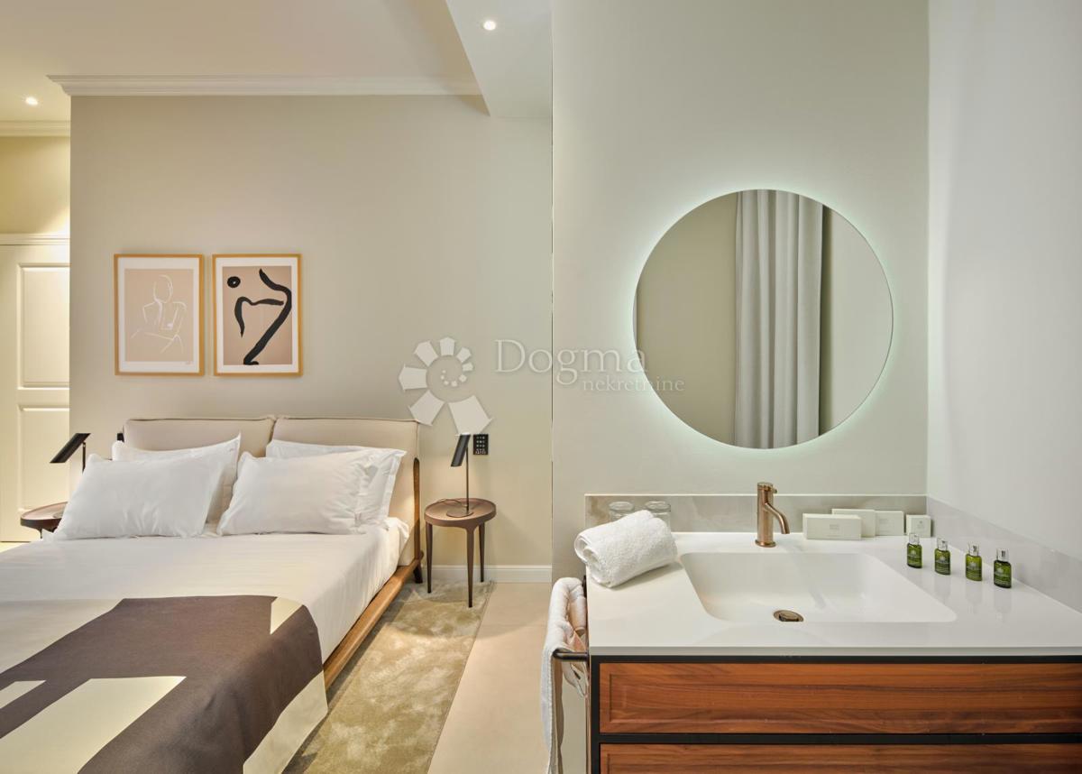 Esclusiva villa di lusso a due passi dal cuore di Trogir protetta dall’UNESCO – Un paradiso mediterraneo sul mare