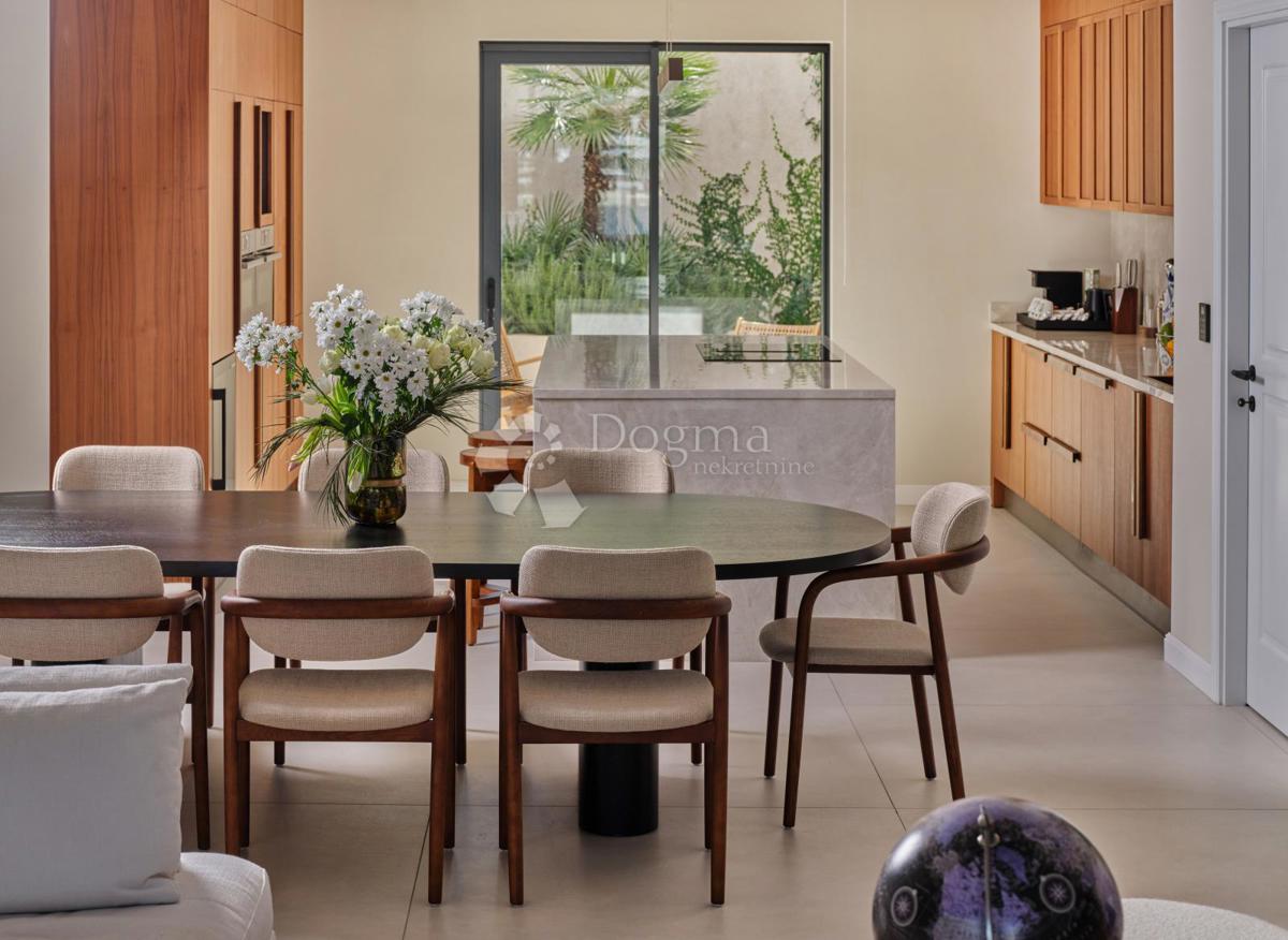 Esclusiva villa di lusso a due passi dal cuore di Trogir protetta dall’UNESCO – Un paradiso mediterraneo sul mare