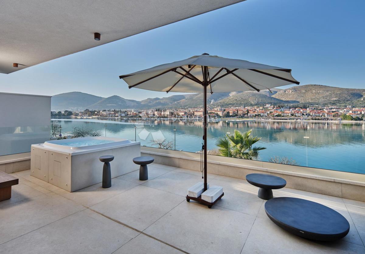 Esclusiva villa di lusso a due passi dal cuore di Trogir protetta dall’UNESCO – Un paradiso mediterraneo sul mare