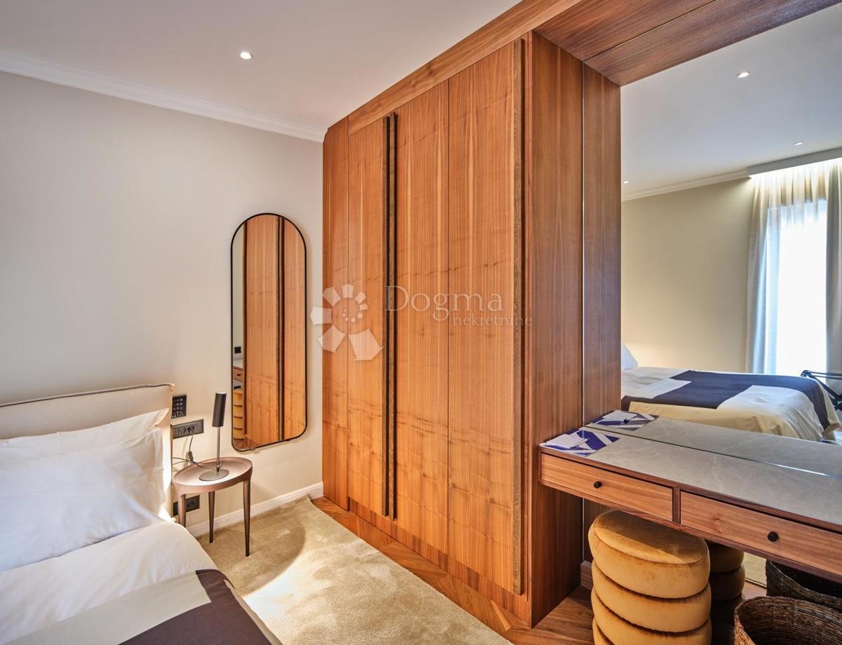 Esclusiva Villa di Lusso Vicino al Cuore di Trogir Protetta dall’UNESCO – Un Paradiso Mediterraneo sul Mare