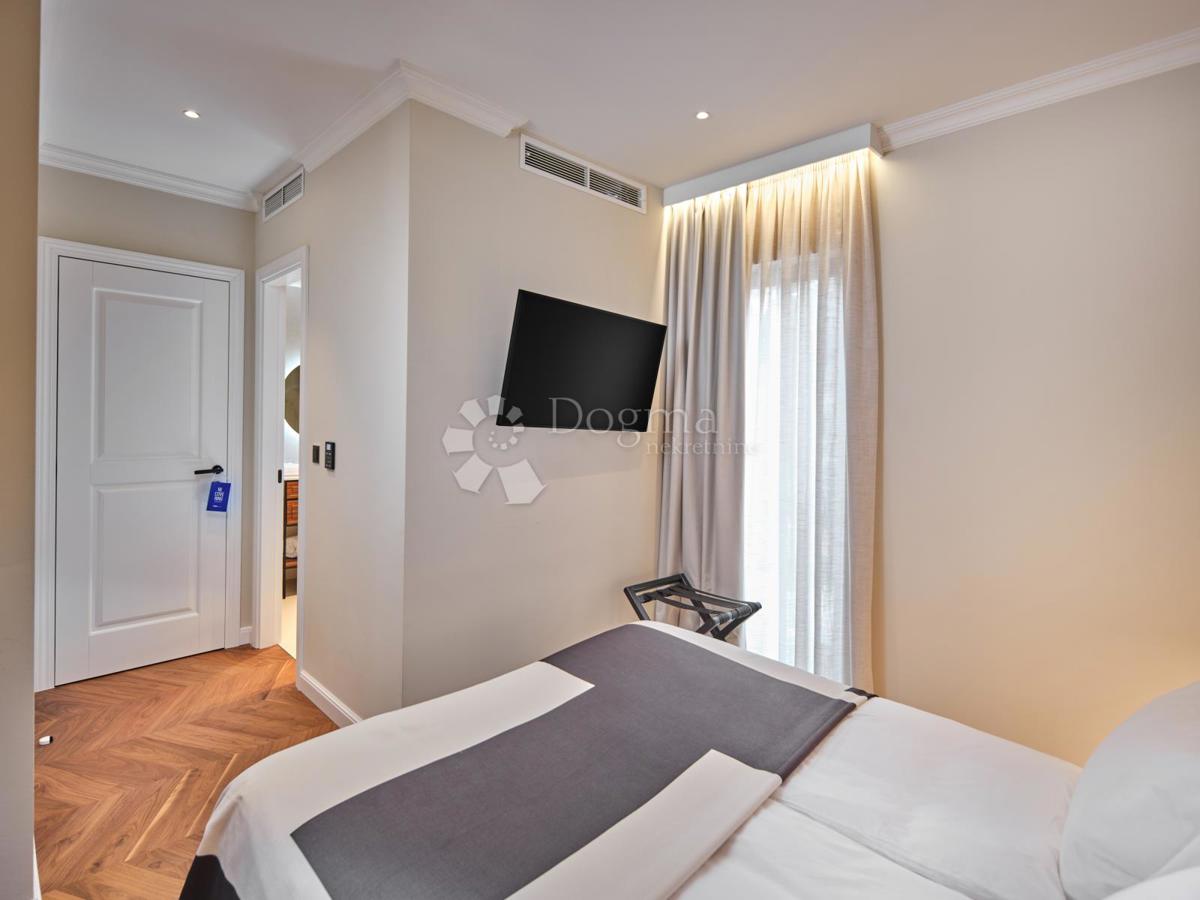 Esclusiva Villa di Lusso Vicino al Cuore di Trogir Protetta dall’UNESCO – Un Paradiso Mediterraneo sul Mare