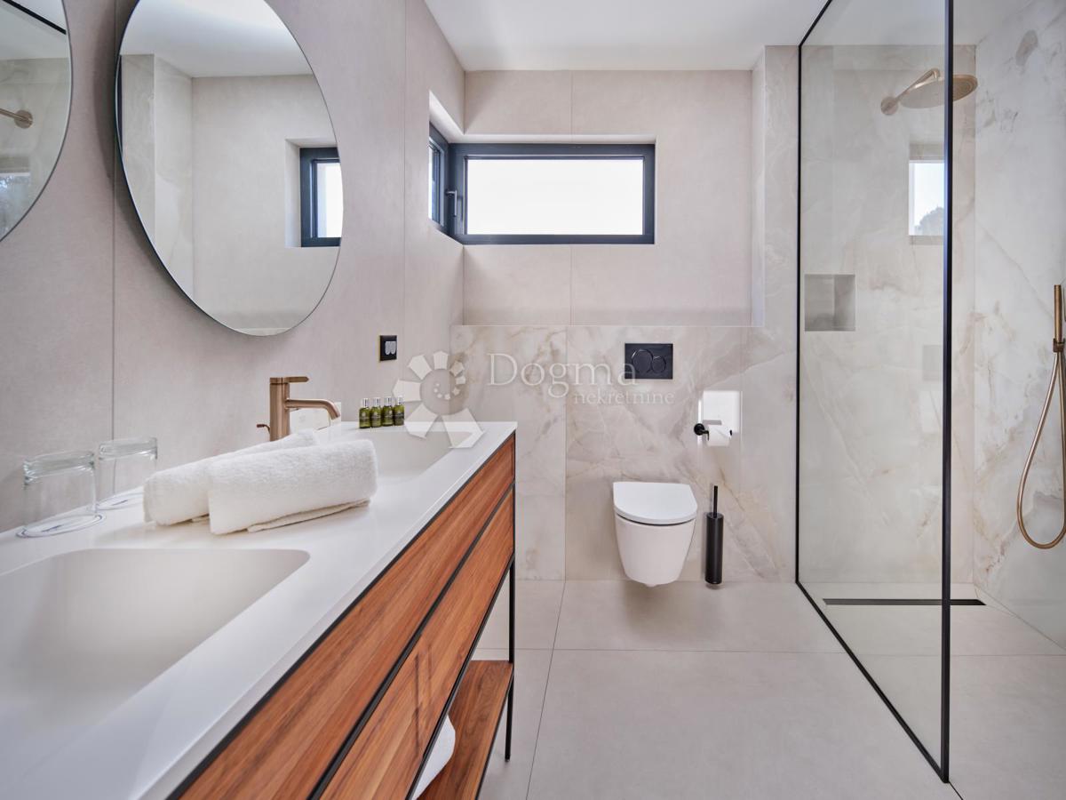 Esclusiva Villa di Lusso Vicino al Cuore di Trogir Protetta dall’UNESCO – Un Paradiso Mediterraneo sul Mare