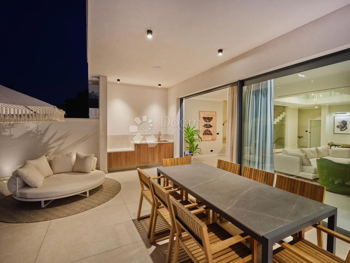 Esclusiva Villa di Lusso Vicino al Cuore di Trogir Protetta dall’UNESCO – Un Paradiso Mediterraneo sul Mare