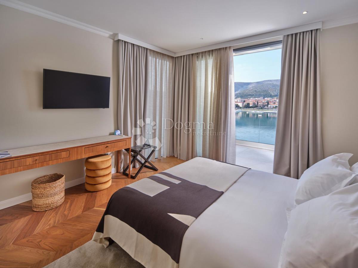 Esclusiva Villa di Lusso Vicino al Cuore di Trogir Protetta dall’UNESCO – Un Paradiso Mediterraneo sul Mare