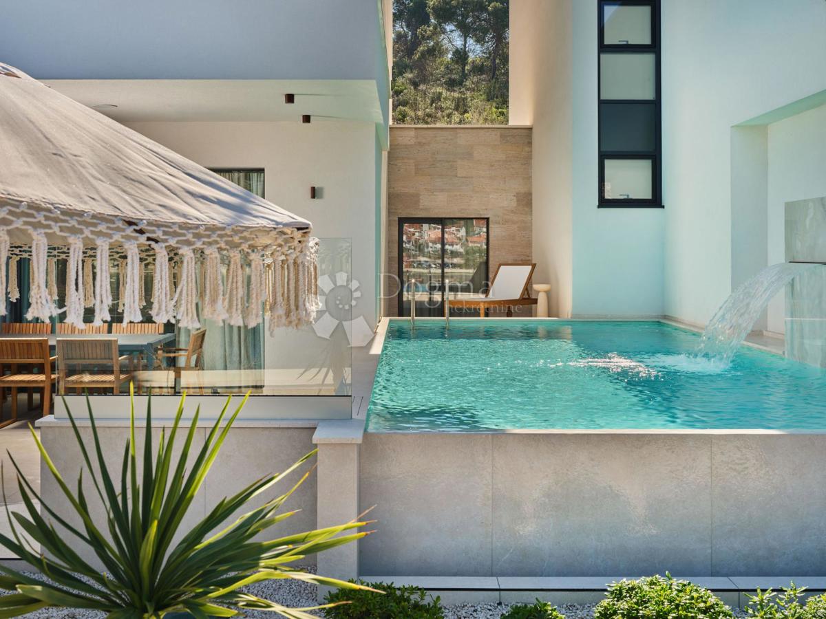 Esclusiva Villa di Lusso Vicino al Cuore di Trogir Protetta dall’UNESCO – Un Paradiso Mediterraneo sul Mare