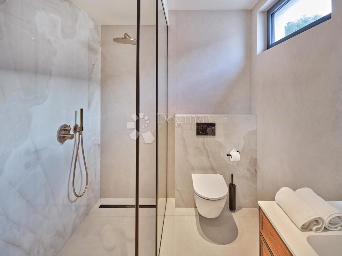 Esclusiva Villa di Lusso Vicino al Cuore di Trogir Protetta dall’UNESCO – Un Paradiso Mediterraneo sul Mare