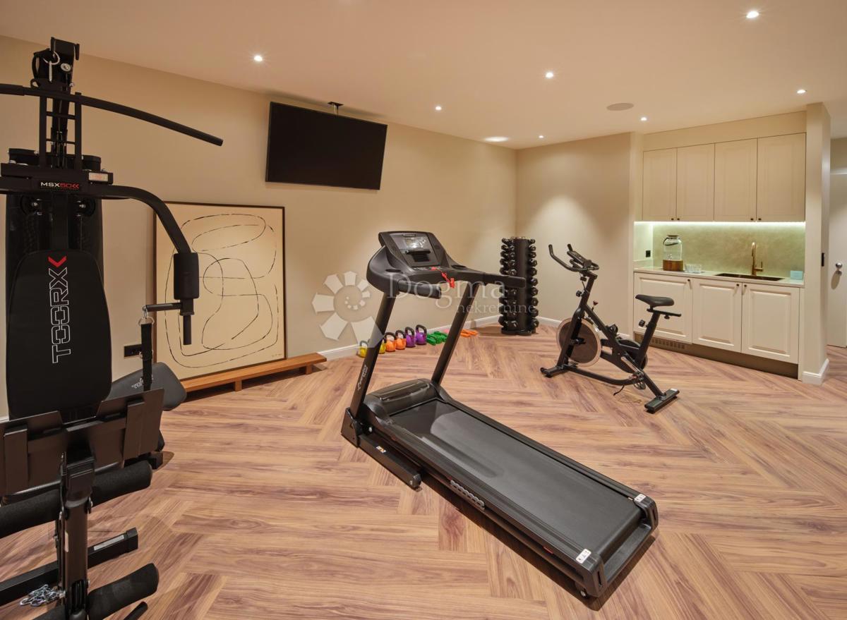 Esclusiva Villa di Lusso Vicino al Cuore di Trogir Protetta dall’UNESCO – Un Paradiso Mediterraneo sul Mare