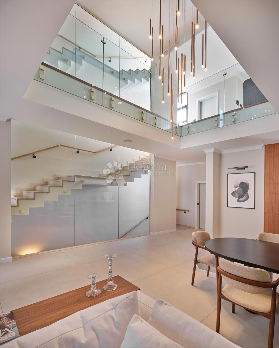 Esclusiva Villa di Lusso Vicino al Cuore di Trogir Protetta dall’UNESCO – Un Paradiso Mediterraneo sul Mare