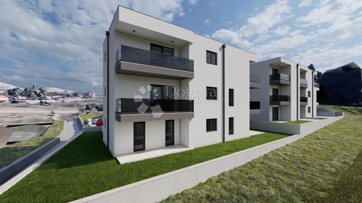 Appartamento bilocale in nuova costruzione – Tugare, 62,69 m², primo piano, balcone, parcheggio privato, posizione tranquilla vicino a Spalato e Omiš