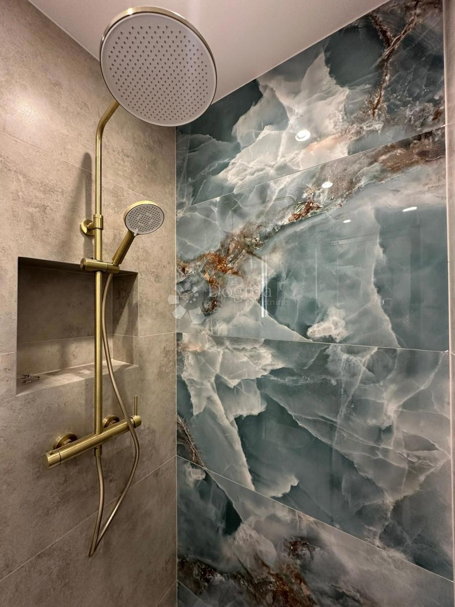 ROGOZNICA - APPARTAMENTO CON TERRAZZA SUL TETTO 2ª FILA DAL MARE