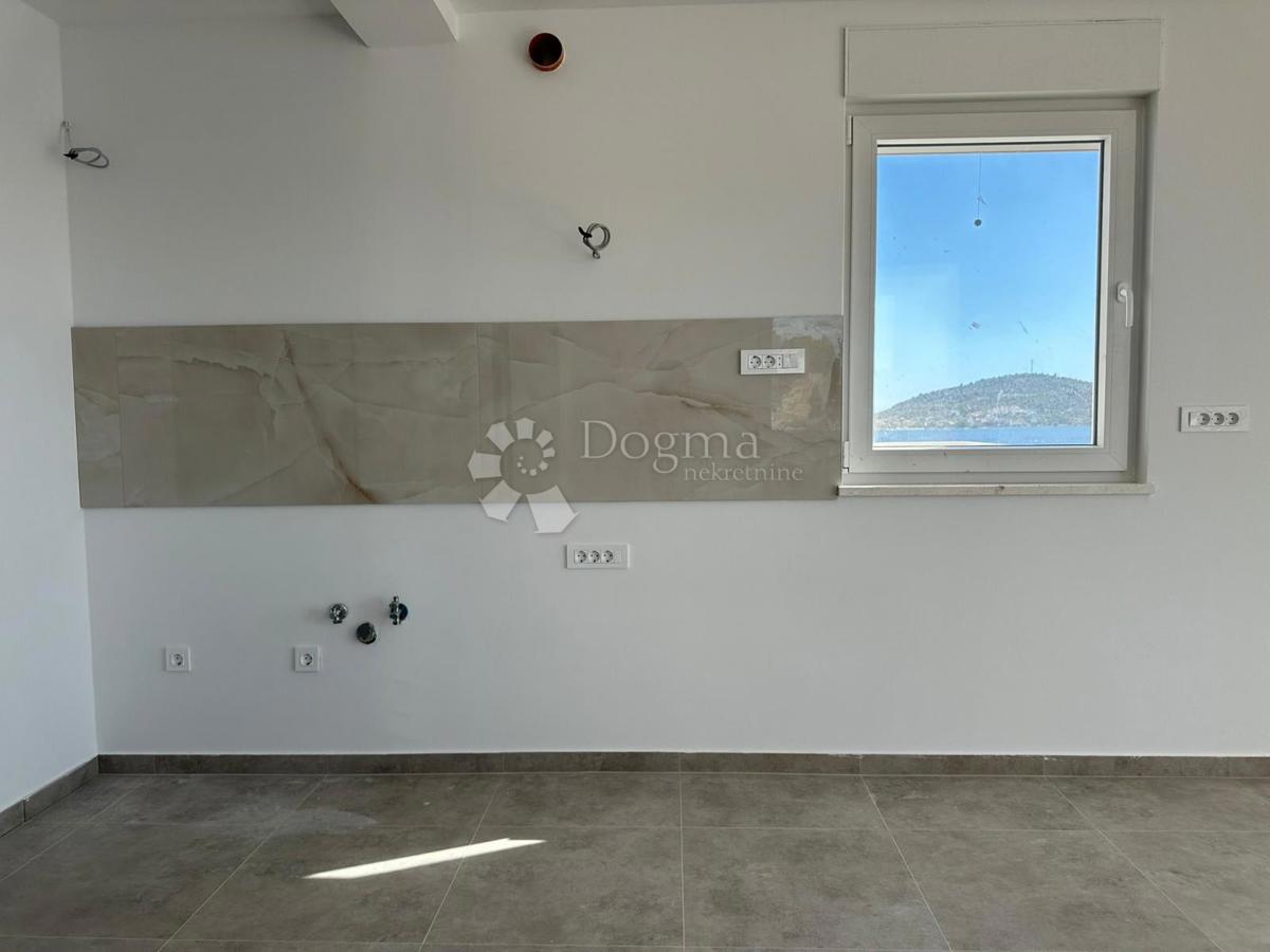 ROGOZNICA - APPARTAMENTO CON TERRAZZA SUL TETTO 2ª FILA DAL MARE