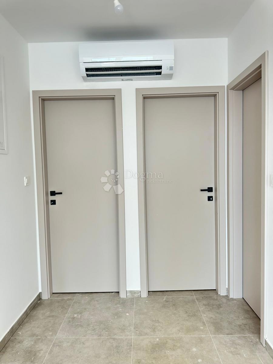 ROGOZNICA - APPARTAMENTO CON TERRAZZA SUL TETTO 2ª FILA DAL MARE