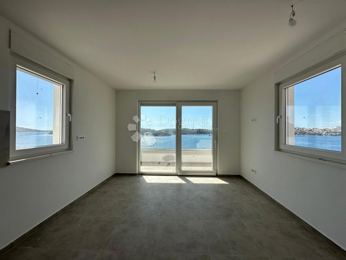 ROGOZNICA - APPARTAMENTO CON TERRAZZA SUL TETTO 2ª FILA DAL MARE