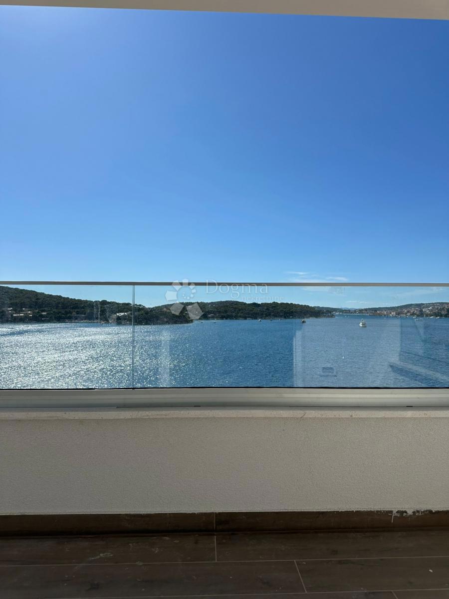 ROGOZNICA - APPARTAMENTO CON TERRAZZA SUL TETTO 2ª FILA DAL MARE