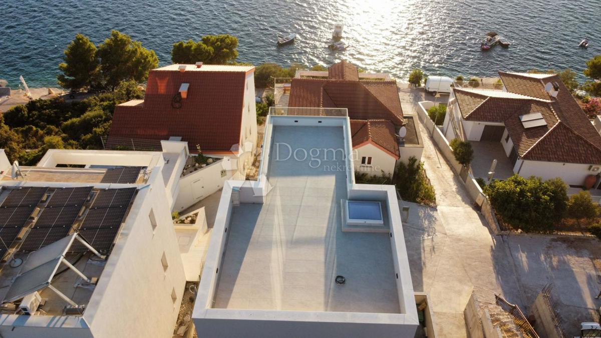 ROGOZNICA - APPARTAMENTO CON TERRAZZA SUL TETTO 2ª FILA DAL MARE