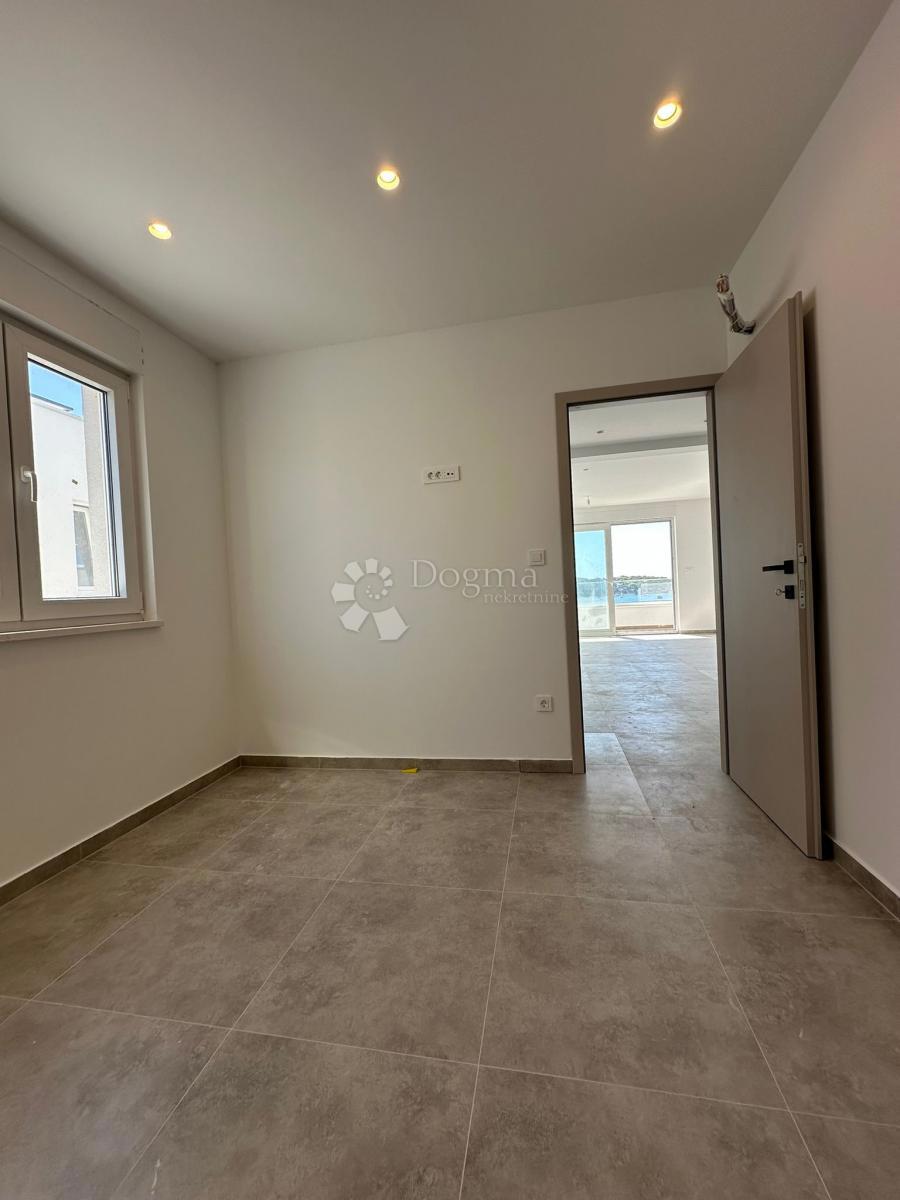 ROGOZNICA - APPARTAMENTO CON TERRAZZA SUL TETTO 2ª FILA DAL MARE