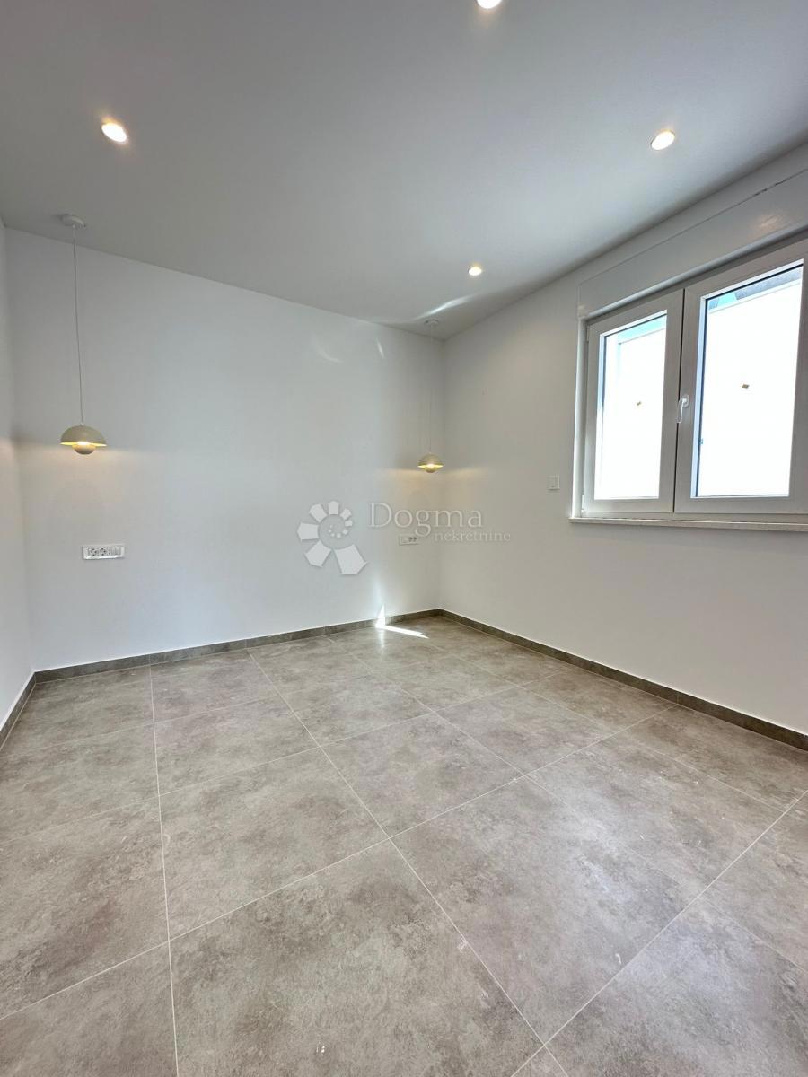 ROGOZNICA - APPARTAMENTO CON TERRAZZA SUL TETTO 2ª FILA DAL MARE