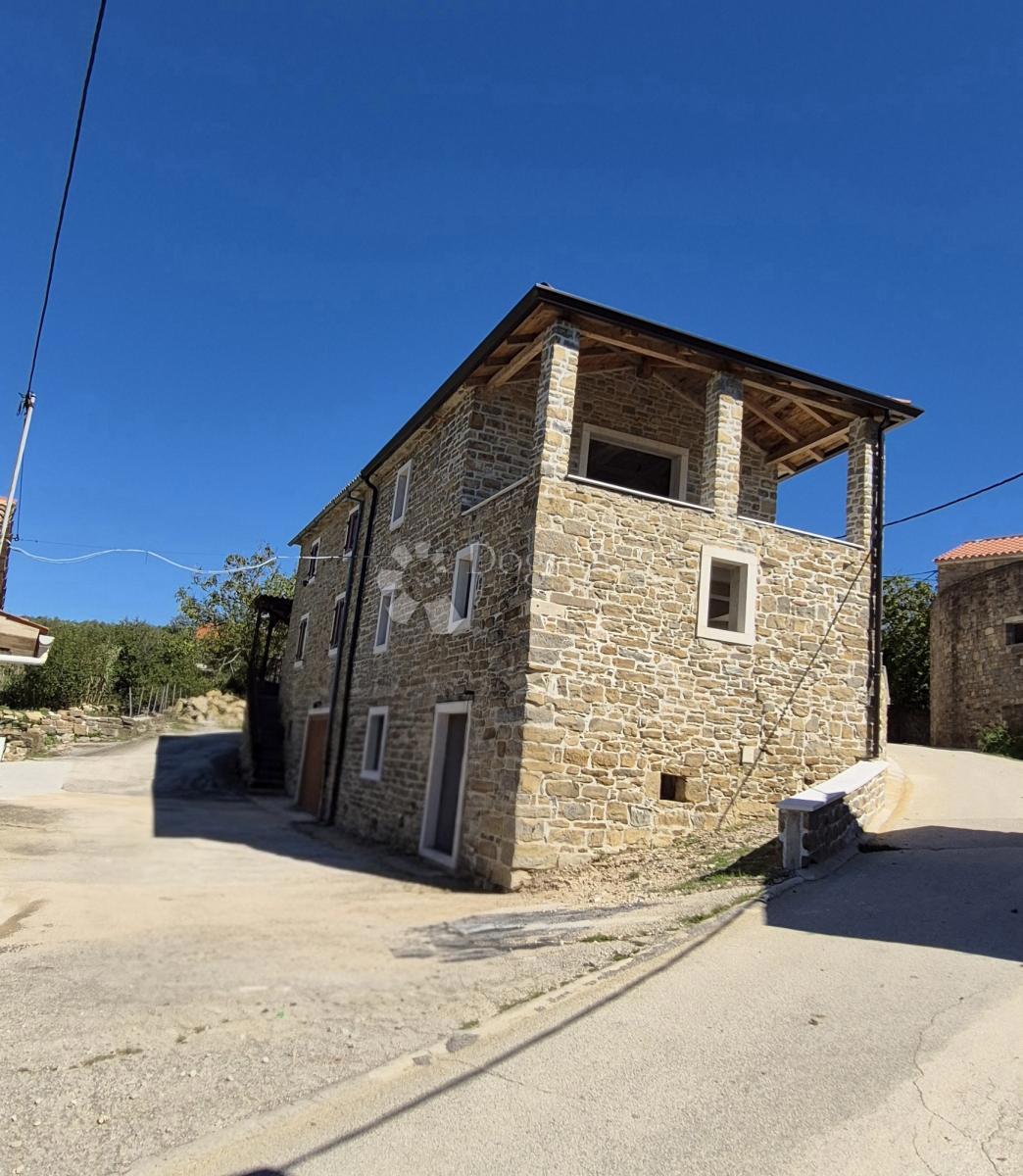 Casa in pietra ristrutturata vicino a Momiano