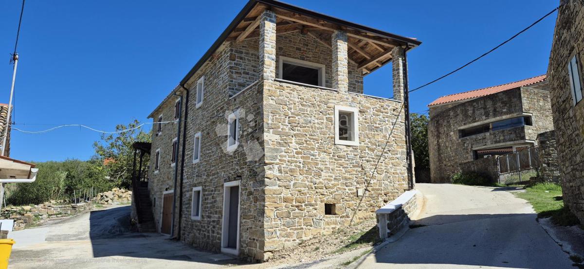 Casa in pietra ristrutturata vicino a Momiano
