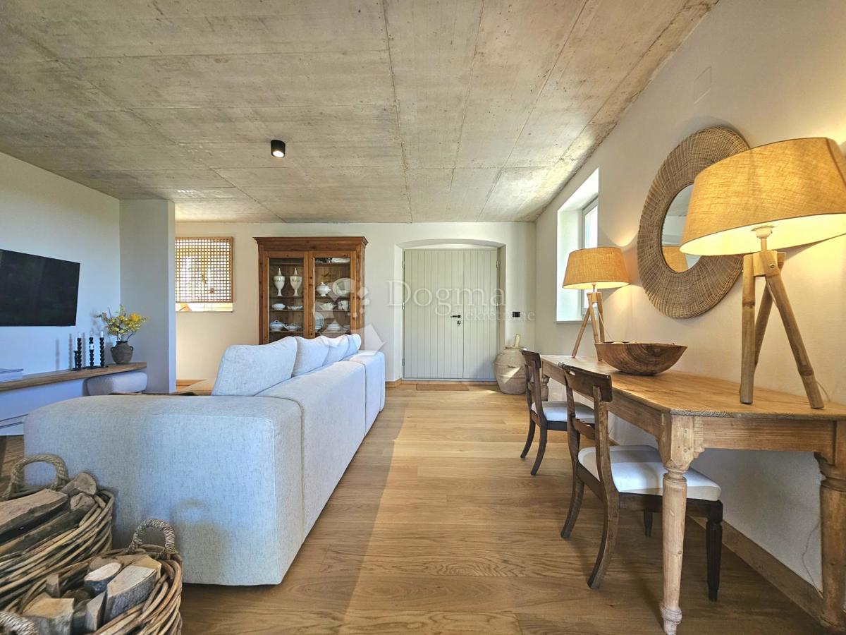 Eleganza, brutalismo e architettura istriana con vista panoramica