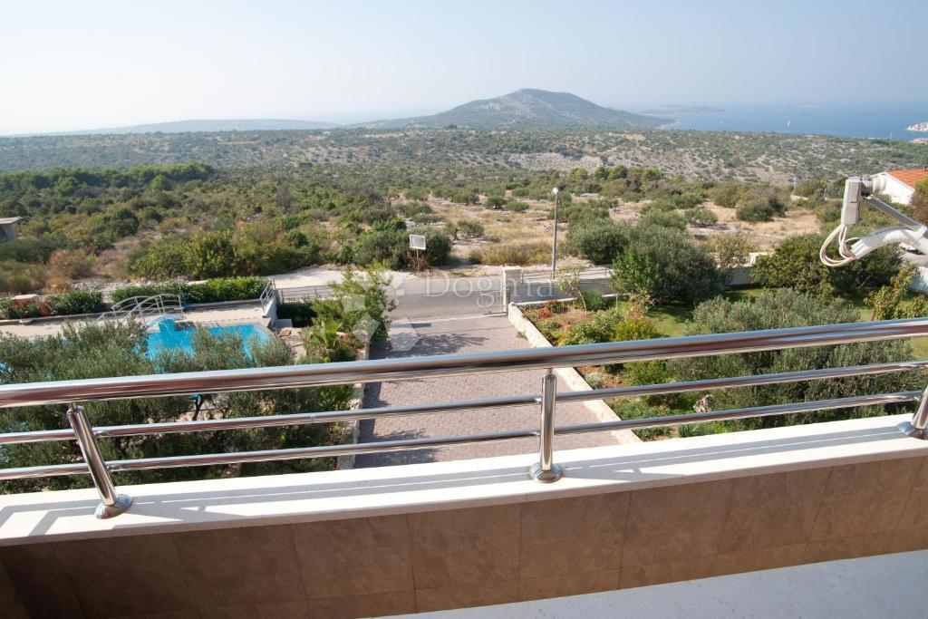 IN VENDITA – VILLA CON VISTA IMPAREGGIABILE SUL MARE, LE ISOLE E PRIMOŠTEN