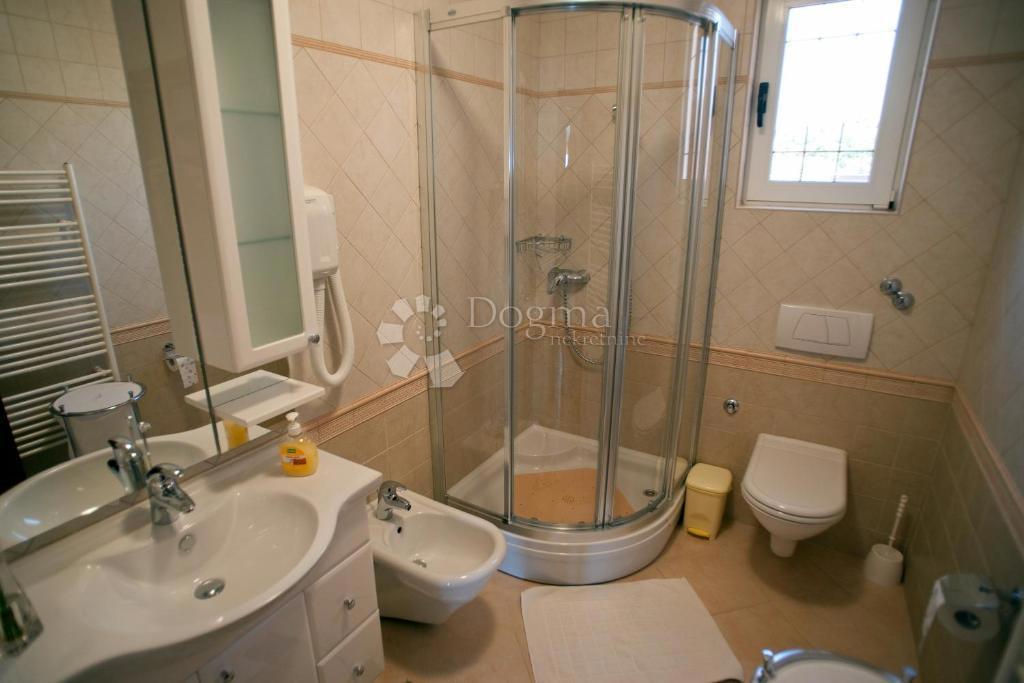 IN VENDITA – VILLA CON VISTA IMPAREGGIABILE SUL MARE, LE ISOLE E PRIMOŠTEN