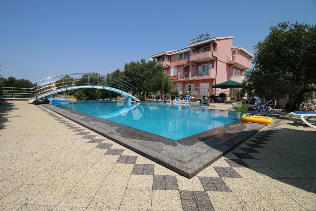 IN VENDITA – VILLA CON VISTA IMPAREGGIABILE SUL MARE, LE ISOLE E PRIMOŠTEN