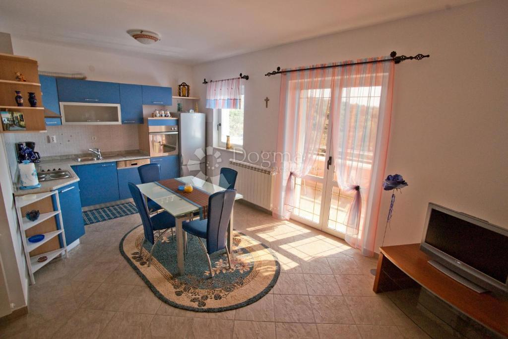 IN VENDITA – VILLA CON VISTA IMPAREGGIABILE SUL MARE, LE ISOLE E PRIMOŠTEN