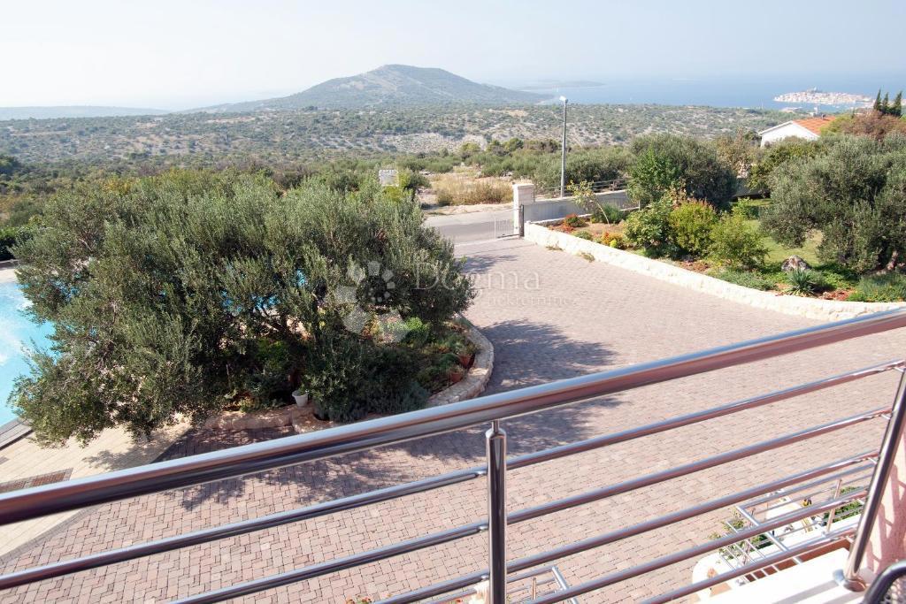 IN VENDITA – VILLA CON VISTA IMPAREGGIABILE SUL MARE, LE ISOLE E PRIMOŠTEN