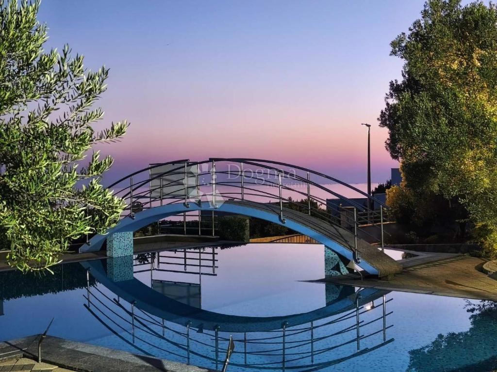 IN VENDITA – VILLA CON VISTA IMPAREGGIABILE SUL MARE, LE ISOLE E PRIMOŠTEN