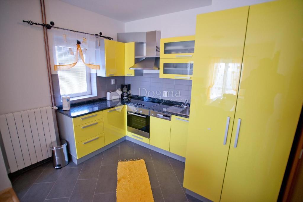 IN VENDITA – VILLA CON VISTA IMPAREGGIABILE SUL MARE, LE ISOLE E PRIMOŠTEN