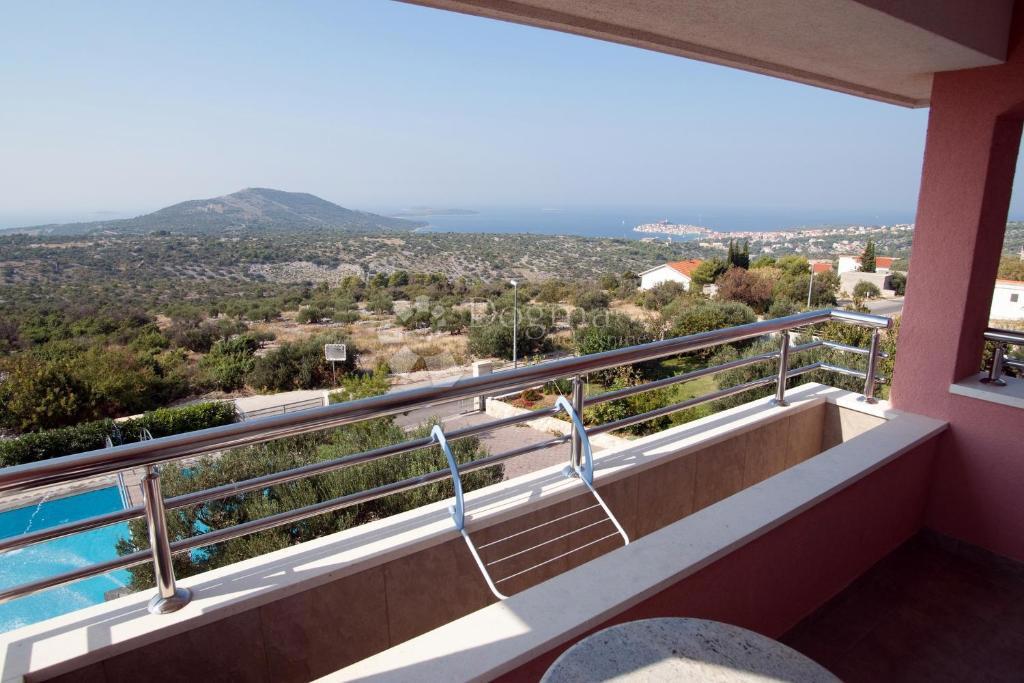 IN VENDITA – VILLA CON VISTA IMPAREGGIABILE SUL MARE, LE ISOLE E PRIMOŠTEN