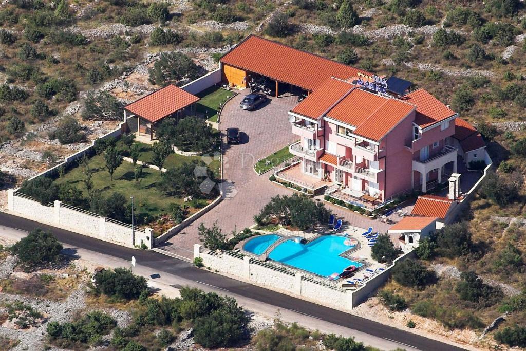 IN VENDITA – VILLA CON VISTA IMPAREGGIABILE SUL MARE, LE ISOLE E PRIMOŠTEN