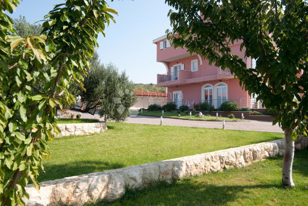 IN VENDITA – VILLA CON VISTA IMPAREGGIABILE SUL MARE, LE ISOLE E PRIMOŠTEN