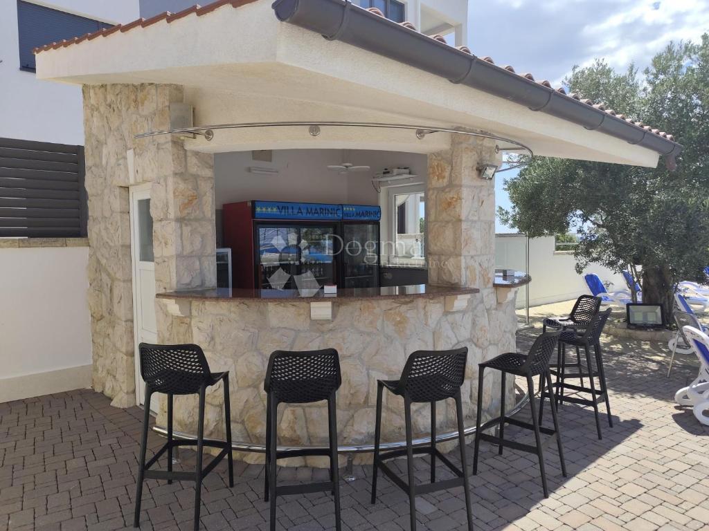 IN VENDITA – VILLA CON VISTA IMPAREGGIABILE SUL MARE, LE ISOLE E PRIMOŠTEN