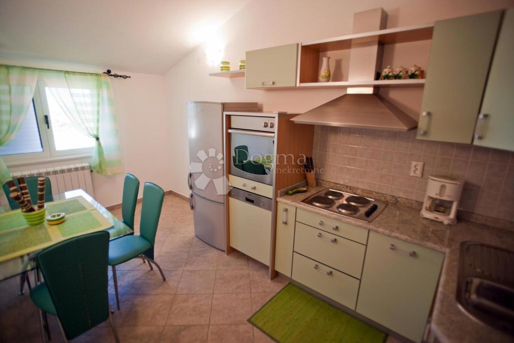 IN VENDITA – VILLA CON VISTA IMPAREGGIABILE SUL MARE, LE ISOLE E PRIMOŠTEN