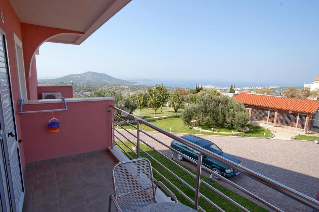 IN VENDITA – VILLA CON VISTA IMPAREGGIABILE SUL MARE, LE ISOLE E PRIMOŠTEN