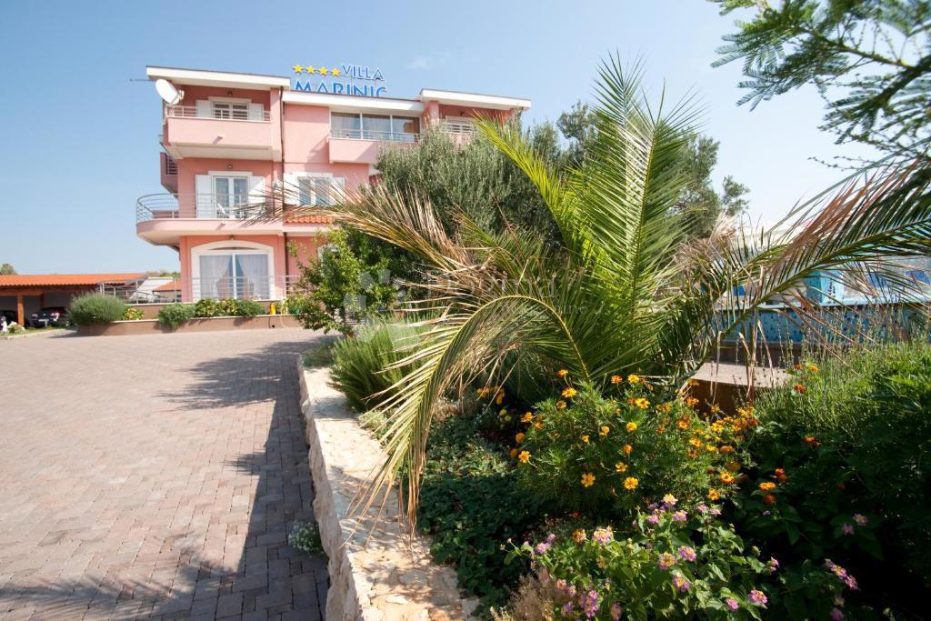 IN VENDITA – VILLA CON VISTA IMPAREGGIABILE SUL MARE, LE ISOLE E PRIMOŠTEN