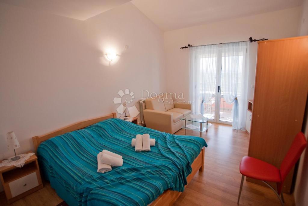 IN VENDITA – VILLA CON VISTA IMPAREGGIABILE SUL MARE, LE ISOLE E PRIMOŠTEN