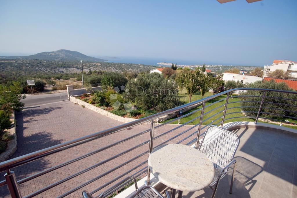 IN VENDITA – VILLA CON VISTA IMPAREGGIABILE SUL MARE, LE ISOLE E PRIMOŠTEN