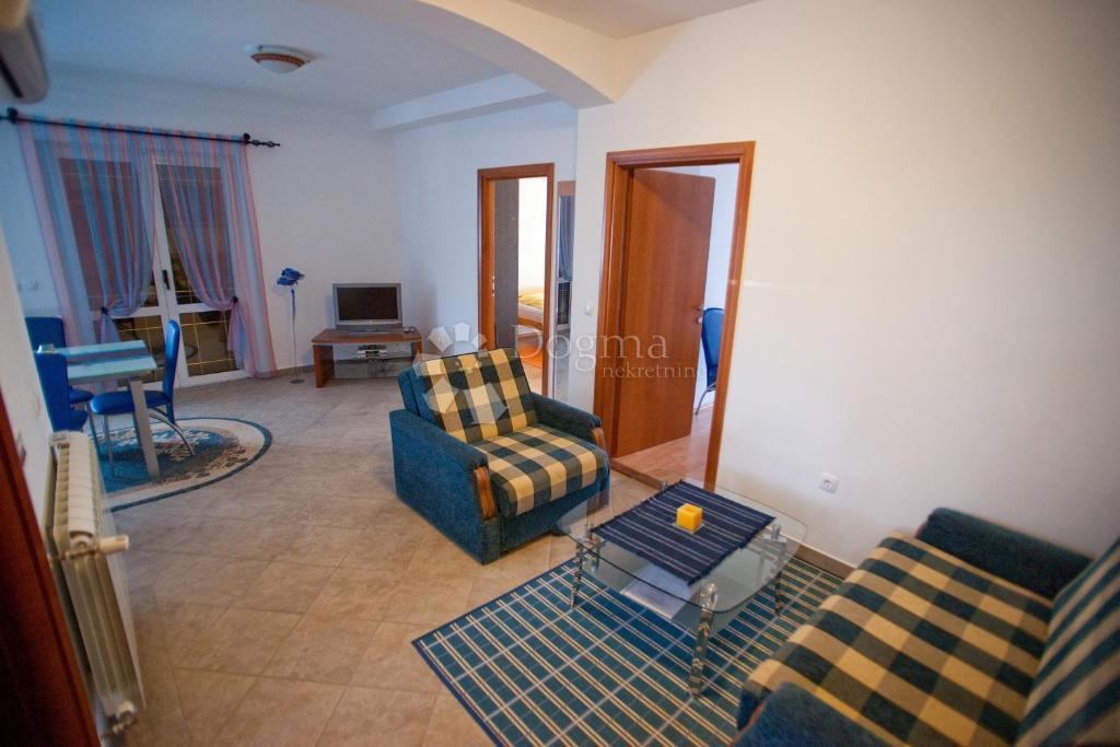 IN VENDITA – VILLA CON VISTA IMPAREGGIABILE SUL MARE, LE ISOLE E PRIMOŠTEN