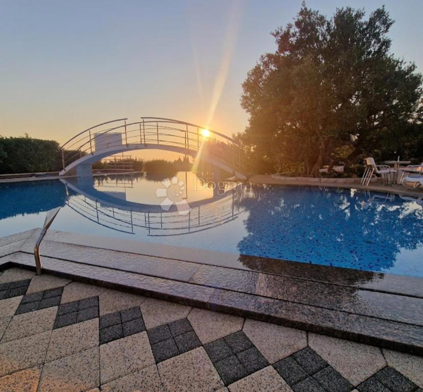 IN VENDITA – VILLA CON VISTA IMPAREGGIABILE SUL MARE, LE ISOLE E PRIMOŠTEN