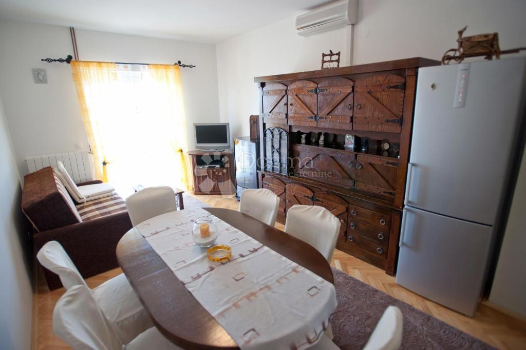 IN VENDITA – VILLA CON VISTA IMPAREGGIABILE SUL MARE, LE ISOLE E PRIMOŠTEN